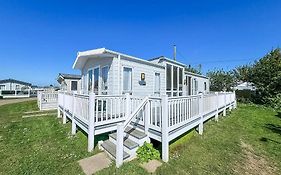 Stunning Caravan With Decking Nearby Scratby Beach In Norfolk Ref 50001Bm
